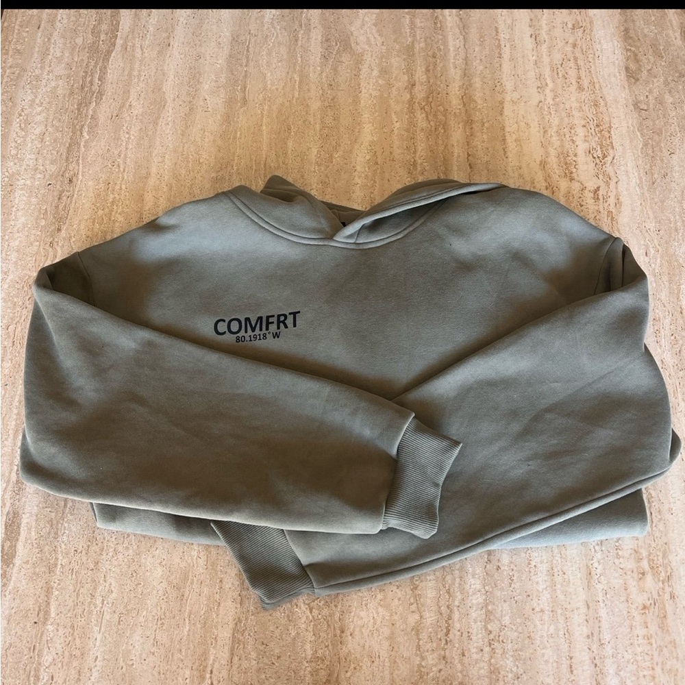 Comfrt Men's Green Sweater